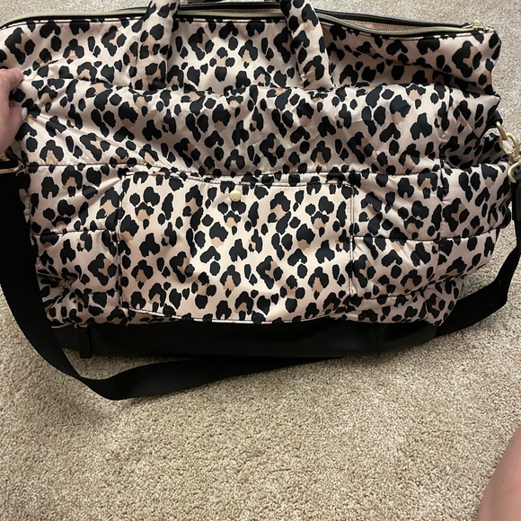 Itzy Ritzy Weekender bag in cheetah - Picture 10 of 11